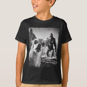 Rolig Chihuahua Selfie Med Bigfoot Sasquatch Krypt T Shirt