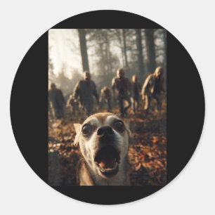 Rolig Chihuahua Selfie Med Zombies Skog Runt Klistermärke