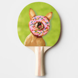 Rolig Chihuahuahund med stänkmunken på näsa Pingisracket