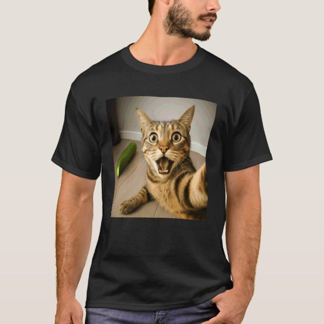 Rolig Chockad Katt Selfie med Gurk Meme Design T Shirt (Framsida)