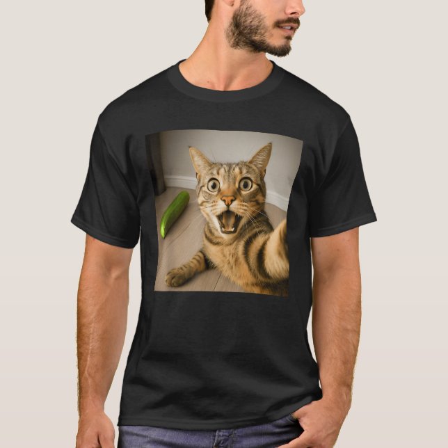 Rolig Chockad Katt Selfie med Gurk Meme Design T Shirt (Framsida)