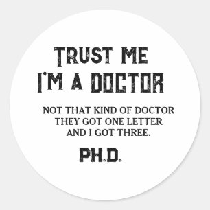 Rolig Citat för Doktorand Inte Den Sortens Doktor Runt Klistermärke