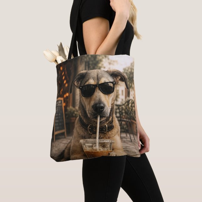 Rolig Cool Hund som Dricker Iced Coffee Tygkasse (Närbild)