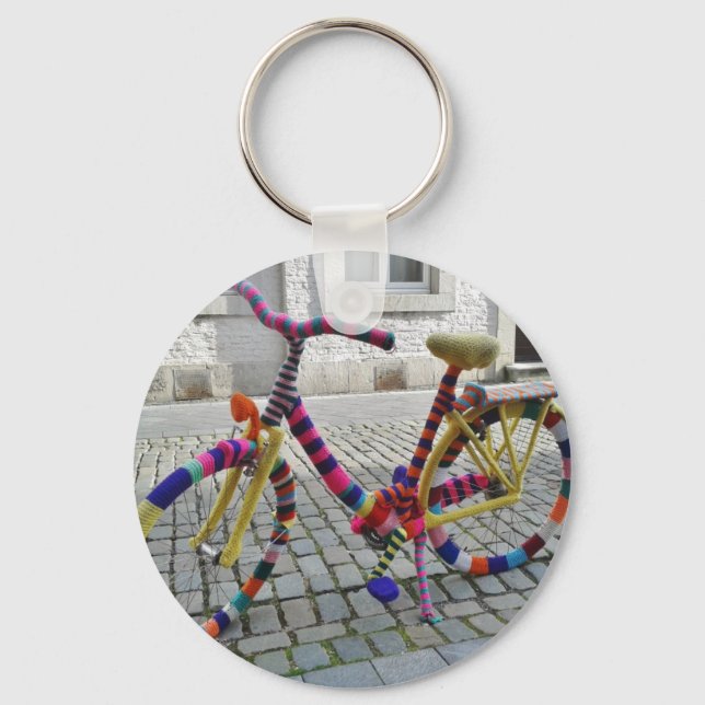 Rolig cykel stickad i regnbågens färger nyckelring (Framsida)