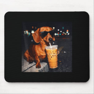 Rolig dachshund dricker iskaffe älskare humor  musmatta