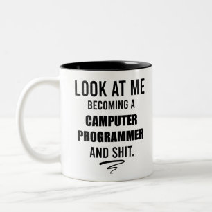 Rolig dataprogrammerare som säger t-shirt Två-Tonad mugg