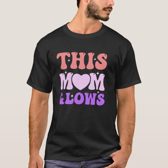 Rolig ,Den här mamman lyser Glad mors dag T-shirt (Framsida)