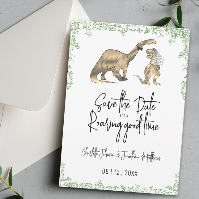 Rolig dinosaurbröllop Grön Save The Date Spara Datumet (Funny T-Rex bride and Brontosaurus groom Dinosaur wedding save the date card Watercolor foliage)