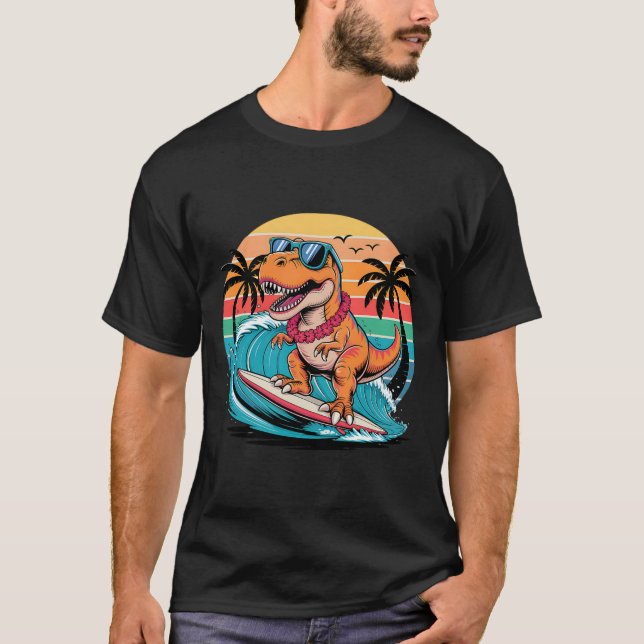 Rolig Dinosaurie Surfbräda Strand Sommar Surfande  T Shirt (Framsida)