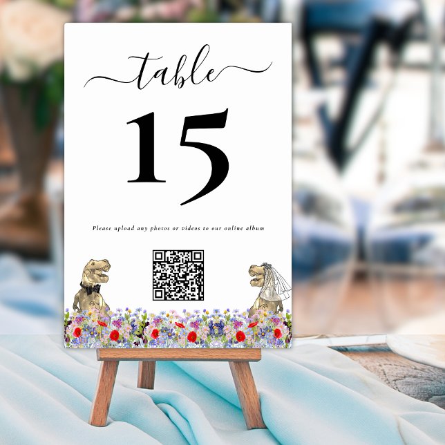 Rolig Dinosauriebröllops QR-kod Bordnummer Bordsnummer (Funny Dinosaur bride and groom custom wedding qr code table numbers Colorful watercolor wildflowers)