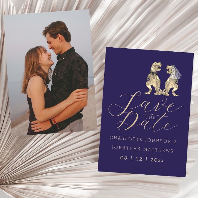 Rolig dinosauriebröllopsfoto spara datumet (Dinosaur wedding save the date navy blue photo invitation funny jurassic T-Rex dino bride and groom)