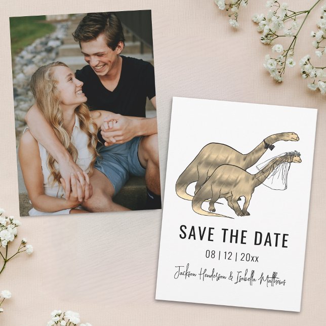 Rolig Dinosauriebröllopsfoto Spara Datumet (Funny Dinosaur theme wedding photo save the date card Watercolor Jurassic dino bride and groom )