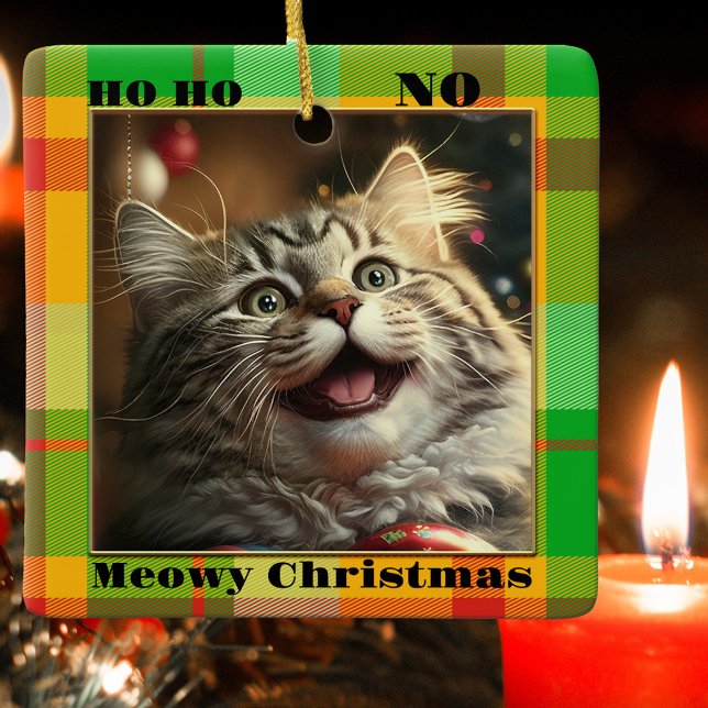 Rolig Ditt Kattfoto Färgrik Karo Jul Julgransprydnad Keramik (Christmas ornament featuring a funny cat image or custom photo, framed by a plaid design)