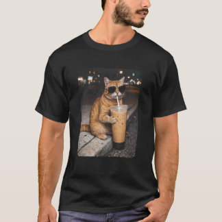 Rolig Djur Meme Katt Dricker Iced Coffee Kaffe T Shirt