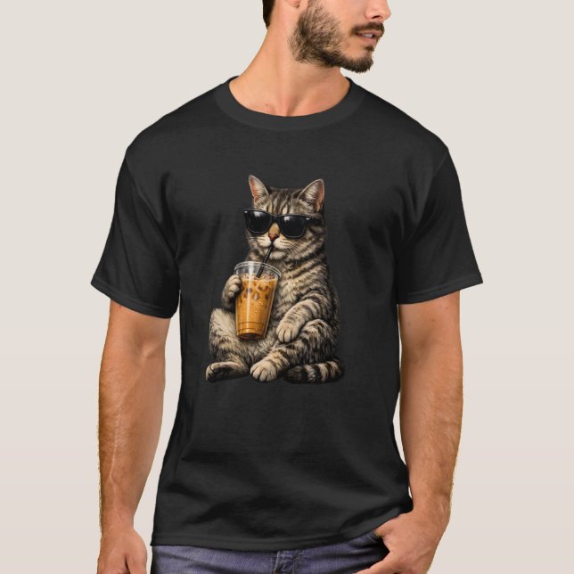 Rolig Djur-Meme: Katt Dricker Iskatfé T Shirt (Framsida)