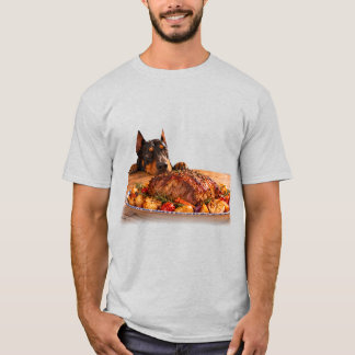 Rolig Doberman som spanar på rostbiff herr T-shirt