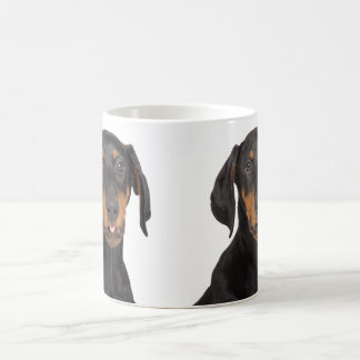 Rolig dobermankniptångvalp kaffemugg