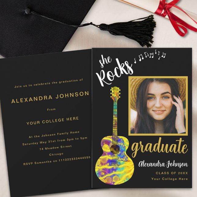 Rolig Examenfoto Guld Skript Examenfest Inbjudningar (Fun modern graduate photo black and gold script graduation party invitation colorful guitar music)