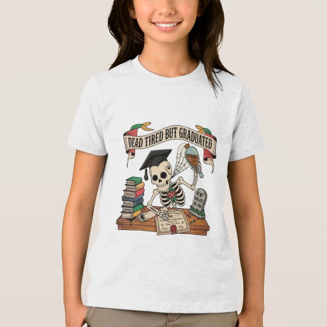 Rolig examensskelett 2026 – Dödstrött T Shirt (Framsida)