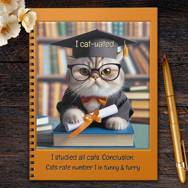 Rolig Examinerad Kattstudent Anteckningsbok (Notebook featuring a funny serious-looking cat in graduation outfit - perfect for students)