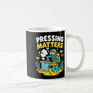 Rolig Extreme strykning Scuba Dykare som trycker s Kaffemugg