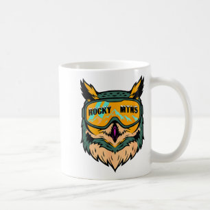 Rolig färgglad uggla som använder skidglasögon vin kaffemugg