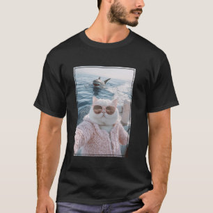 Rolig fet katt selfie på yachtbåt med rolig haj t shirt