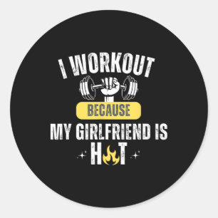 Rolig Fitness Gym Jag Tränar För Att Min Flickvän Runt Klistermärke