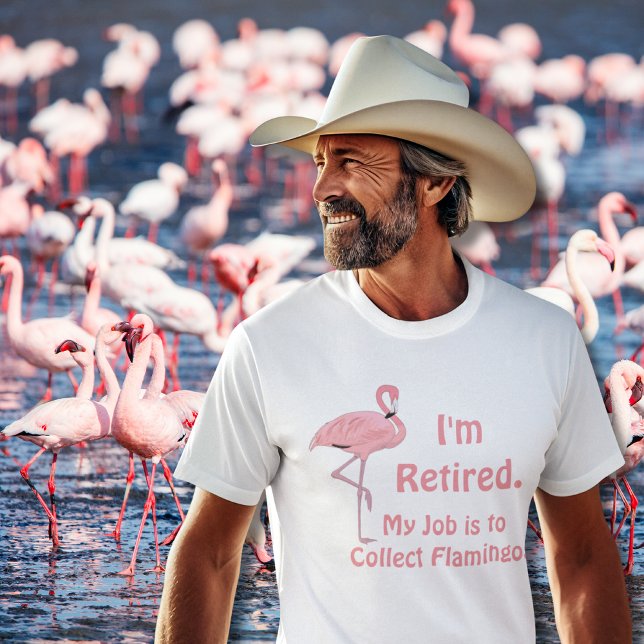 Rolig Flamingo Pensionering på Gräsmattan Tee Shirt (senior man wearing funny pink flamingo retirement tee with flock of pink flamingos behind him)