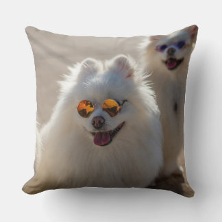 Rolig Fluffig Vit Hund med Solglasögon Söt Hund Lo Kudde