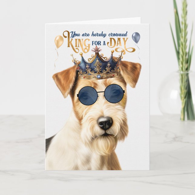 Rolig födelsedag för Wire Fox Terrier-kung för en  Kort (Framsida)