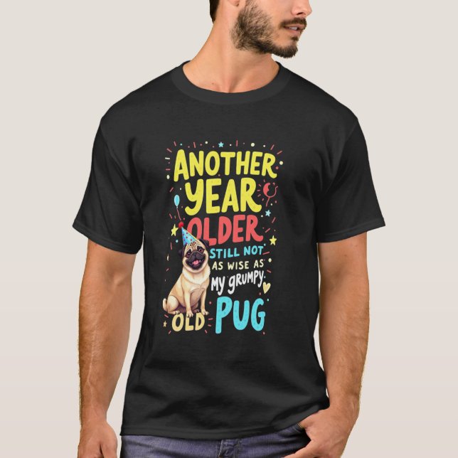 Rolig födelsedag Mops Hund T Shirt (Framsida)