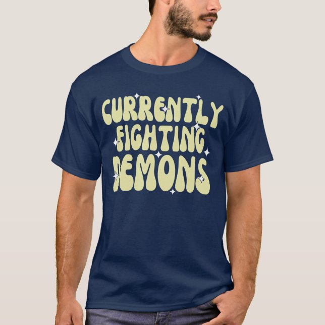 Rolig för närvarande kämpande mot demoner kläder p t shirt (Framsida)