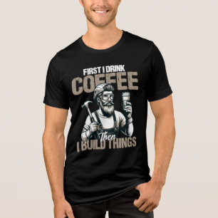 Rolig Först Dricker Jag Kaffe Sedan Bygger Jag Sak T Shirt