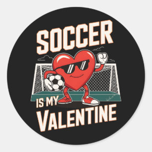 Rolig Fotboll Är Min Valentines Hjärtpose Runt Klistermärke