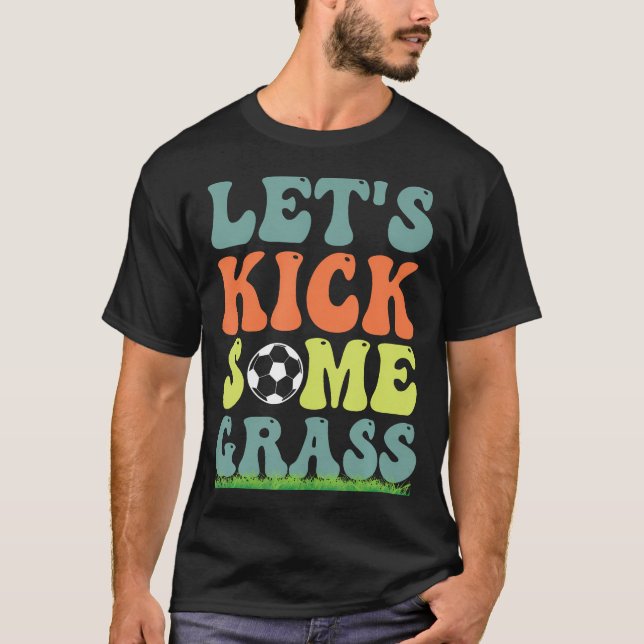 Rolig Fotboll Låt Oss Sparka Lite Gräs För Mamma T Shirt (Framsida)