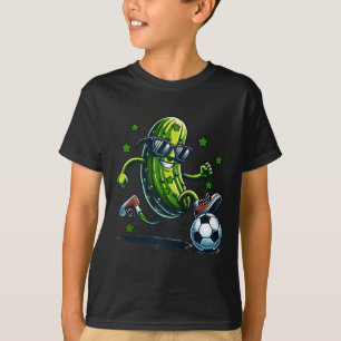 Rolig fotbollsgurka med solglasögon för sport och t shirt