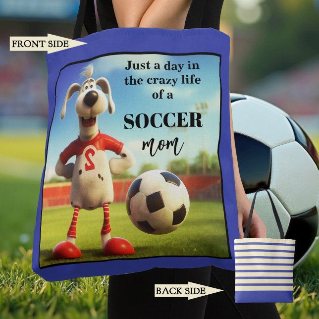 Rolig fotbollsmamma tygkasse (Funny tote bag featuring a dog on a football field. Great for a soccer mom)
