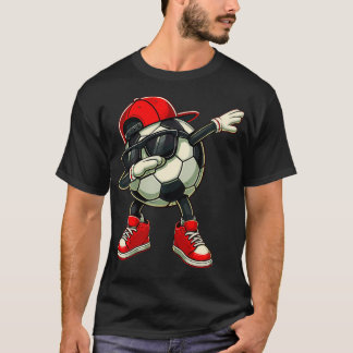 Rolig fotbollsspelare dabbar fotboll t shirt