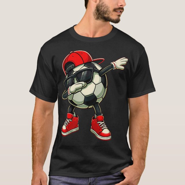 Rolig fotbollsspelare dabbar fotboll t shirt (Framsida)