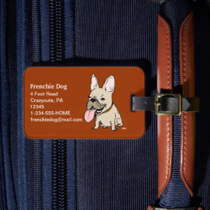 Rolig fransk bulldog med stor tunga som sticker ut bagagebricka