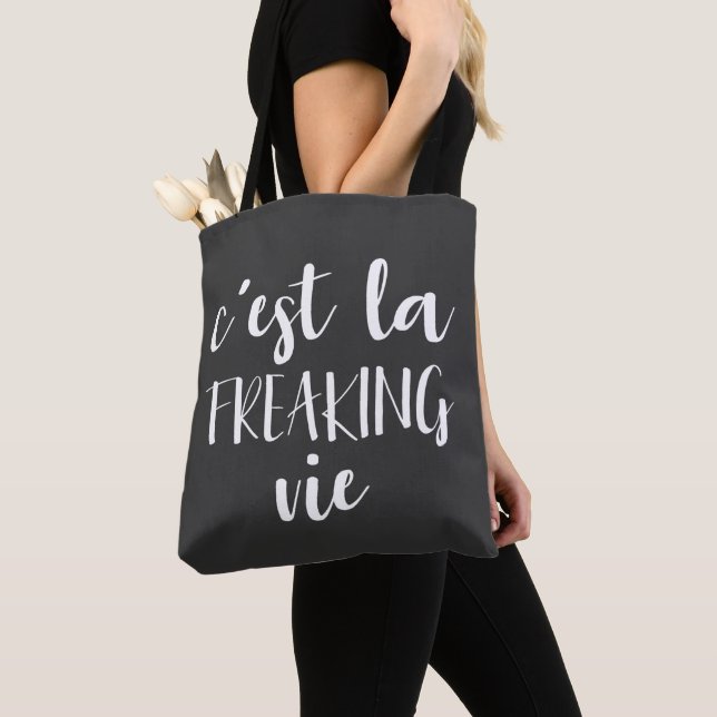 Rolig fransk citat fet typografi i svart tygkasse (Närbild)