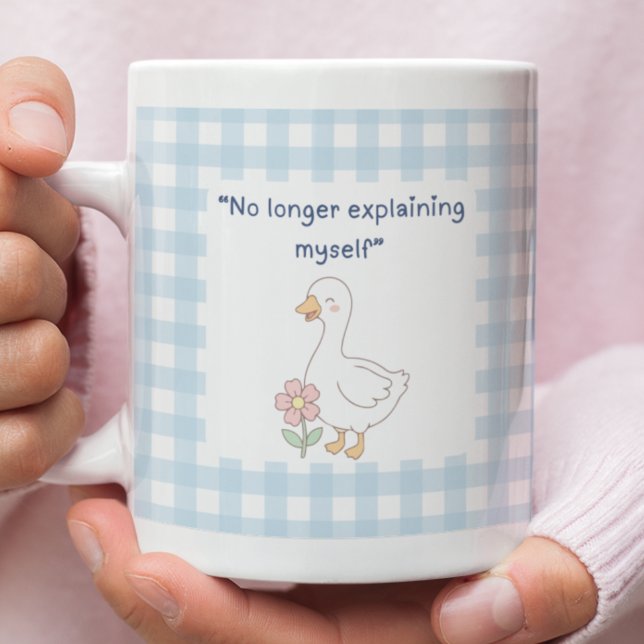 Rolig Gås med Blått Rutigt Förtrollande Kaffemugg ("No longer explaining myself" funny goose mug)