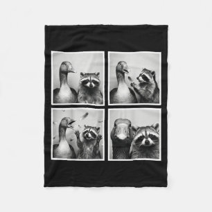 Rolig gås och tvättbjörn fotobås vänner kaos fleecefilt