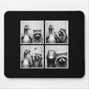 Rolig gås och tvättbjörn fotobox vänner kaos musmatta