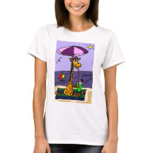 Rolig giraff på stranden