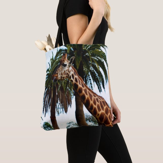 Rolig Giraffe Ger En Hallon,  Tygkasse (Närbild)
