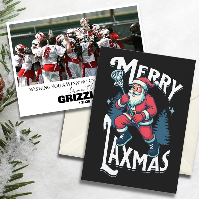 Rolig Glad Laxmas Lacrosse Lag Julkort (“Merry Laxmas” lacrosse-themed Christmas card with Santa design and team photo on snowy background.)