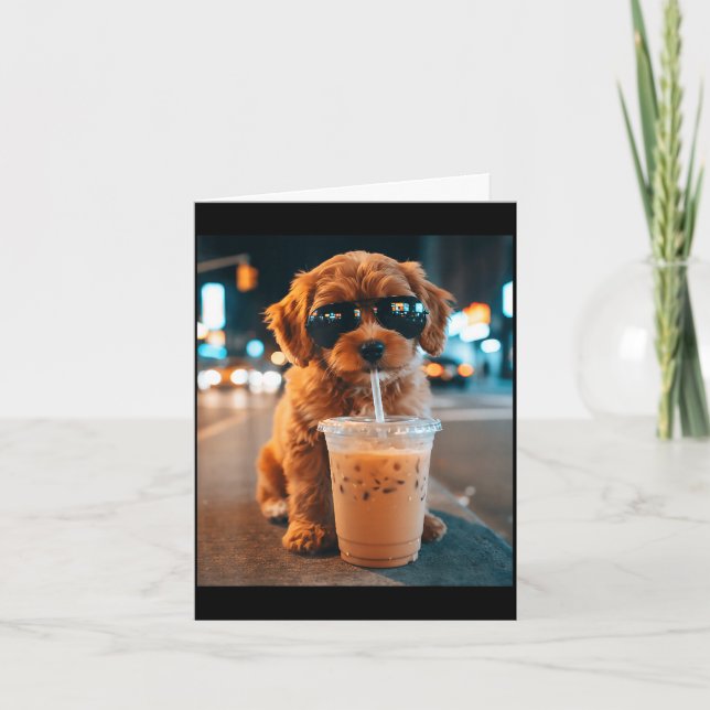 Rolig goldendoodle dricker iskaffe djur kort (Framsida)