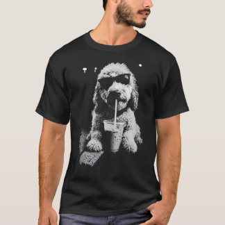 Rolig Goldendoodle som dricker iskaffe Hund Med T Shirt